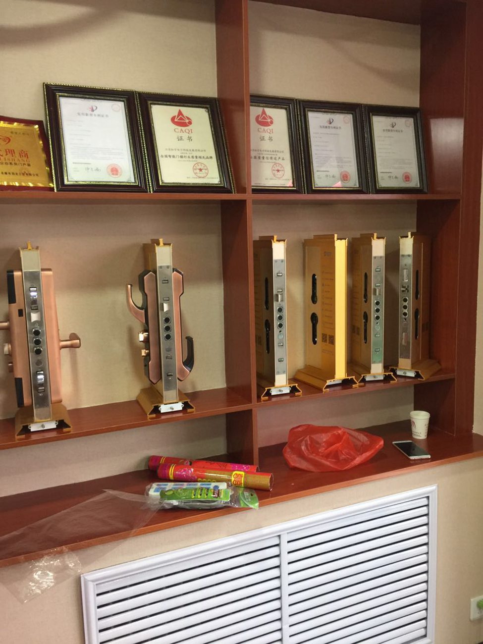 山西吕梁专卖店加盟店展示-虹宇无锁孔智能防盗门安全门加盟代理招商