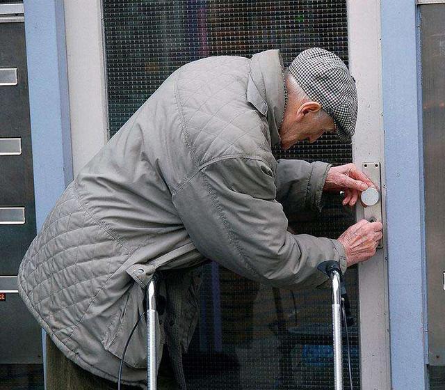 独居老人多次忘带钥匙被拒之门外——需要智能防盗门的人
