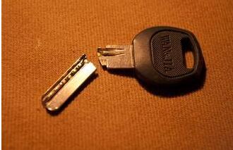 防盗门钥匙断在锁孔怎么取出